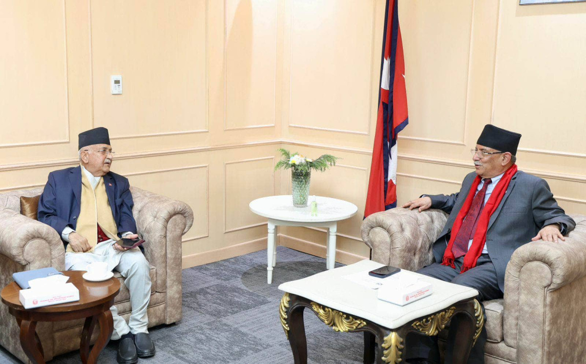 प्रधानमन्त्री दाहाललाई भेट्न ओली सिंहदरबारमा
