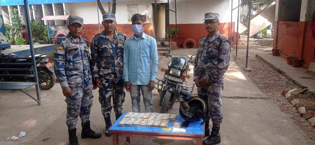 हेलमेटभित्र लुकाइ ल्याएको स्रोत नखुलेको १० लाख रुपैयाँसहित एक भारतीय पक्राउ