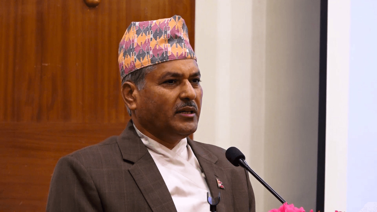 सहकारी मात्रै होइन बैंक पनि समस्यामा पर्न सक्ने देखिदैँछः गभर्नर
