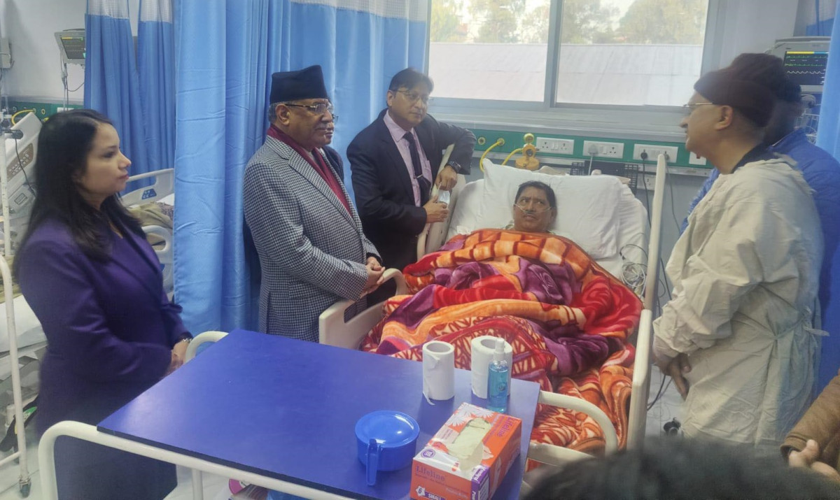 प्रधानमन्त्री प्रचण्ड गृहमन्त्री श्रेष्ठको स्वास्थ्यावस्था बुझ्न अस्पताल पुगे