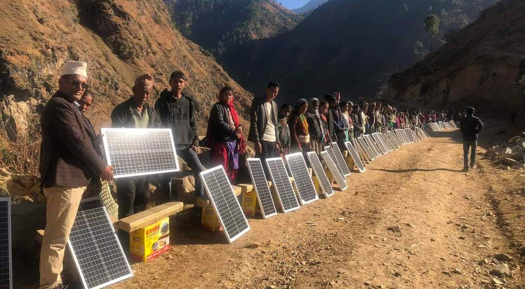 खतेड गाउँपालिकामा एकल महिला र दलित परिवारलाई साेलार प्यानल वितरण