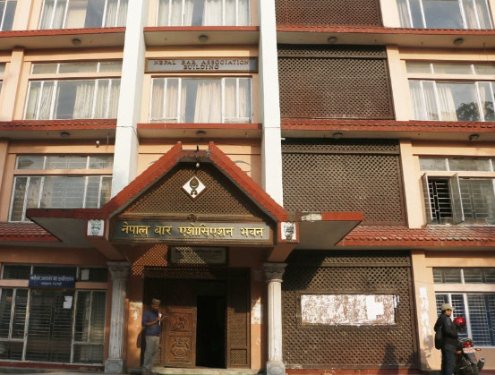 वकिलले मागे राज्यको औपचारिक मर्यादा
