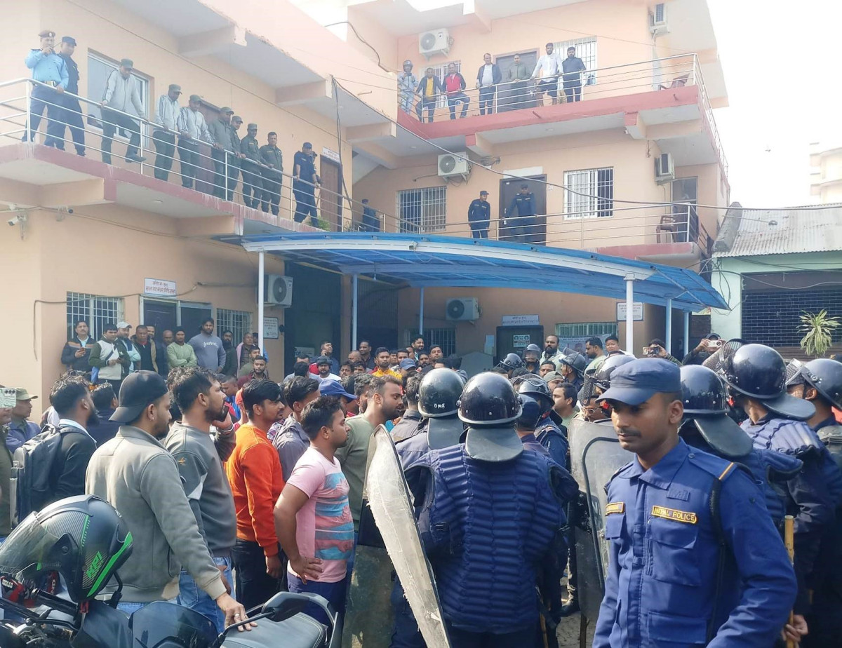 वीरगञ्जका मेयर र उपमेयरका समर्थकबीच महानगर परिसरमै झडप