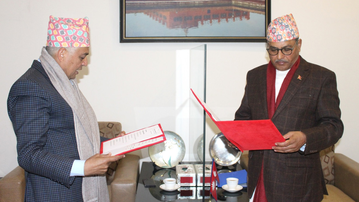 ग्लोबल बैंकका अध्यक्ष ढकालले गभर्नर अधिकारीसमक्ष लिए पद तथा गोपनीयताको शपथ