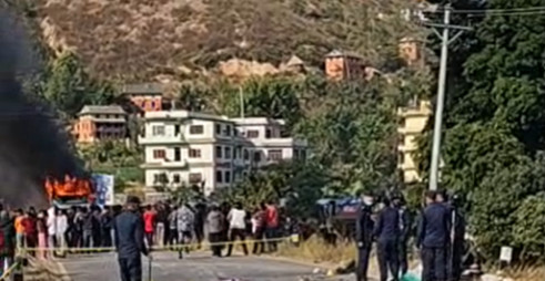 मोटरसाइकललाई ठक्कर दिएको भन्दै  स्थानीयले जलाए बस
