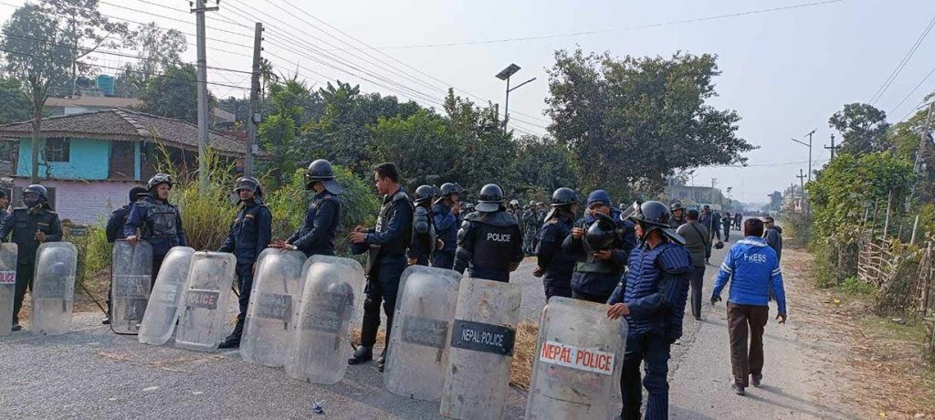 सर्लाहीको बरहथवामा फेरि तनाव, प्रहरी कार्यालय र मेयरको घरमा ढुंगामुढा