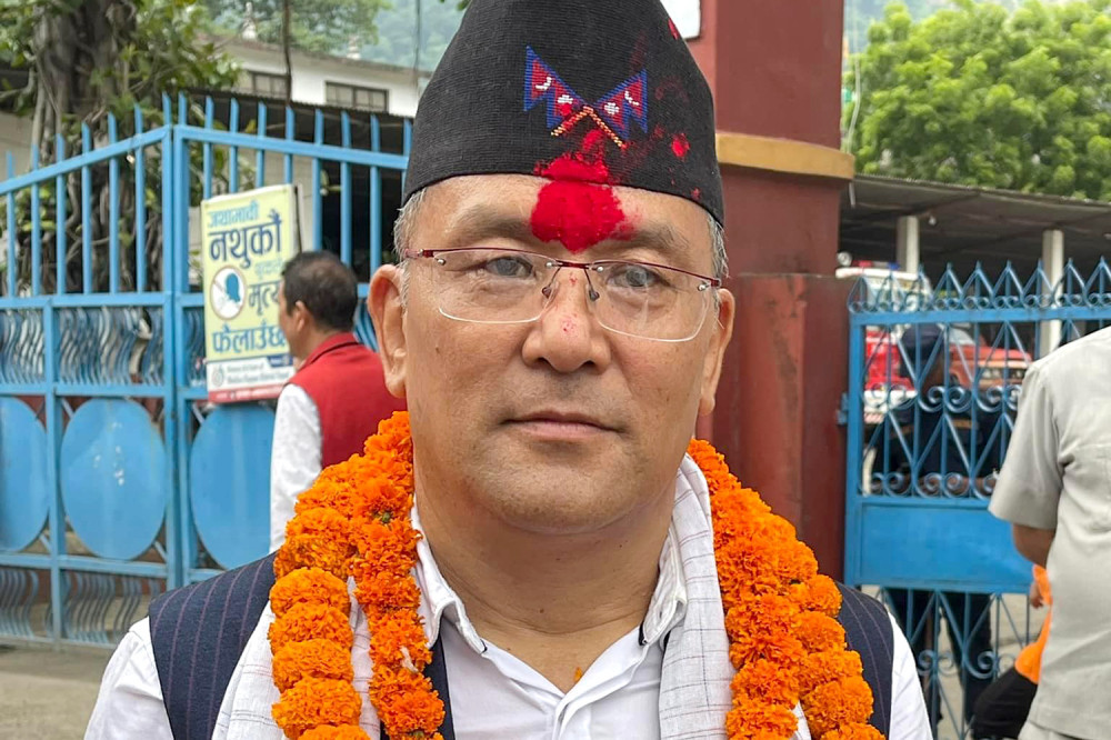 नेकपा एसका नेता गुरुङले गरे पार्टी परित्याग