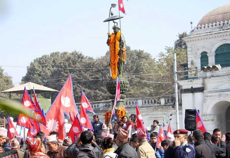 राष्ट्रपतिद्वारा पृथ्वी नारायण शाहको सालिकमा माल्यार्पण