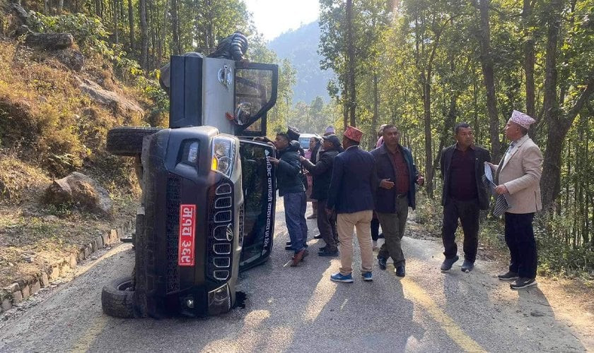 एमाले महासचिव पोखरेल चढेको गाडी दैलेखमा पल्टियो