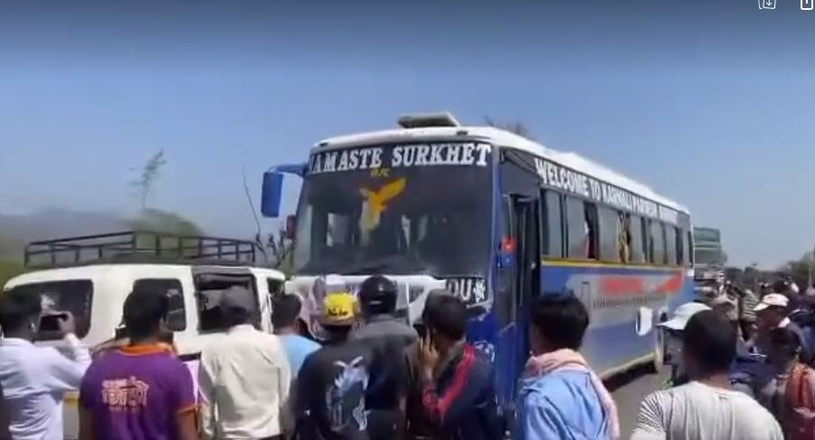 दाङमा बस र जीप एकआपसमा ठोक्किँदा तीन जना घाइते