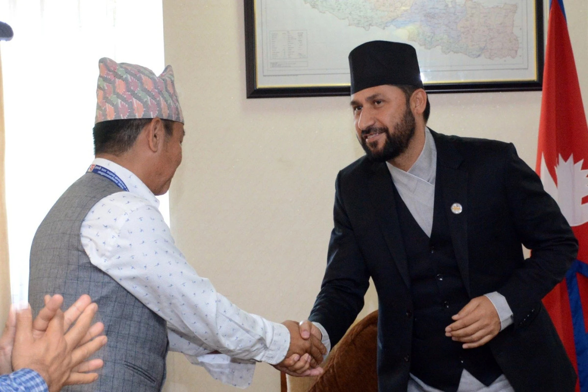 रास्वपाको आलोचना गर्दै आएका हर्क साम्पाङले भेटे रवि लामिछाने