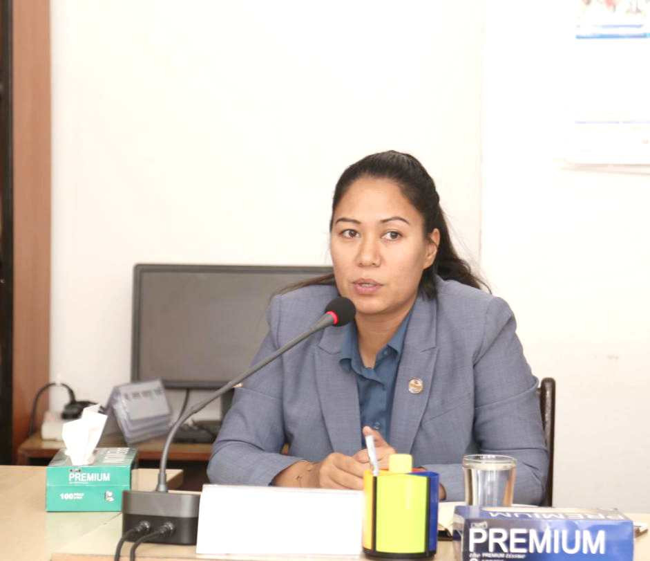 राजनीतिक दलमा आबद्ध शिक्षकलाई कारबाही गर्नेबारे शिक्षामन्त्री श्रेष्ठले थालिन् छलफल