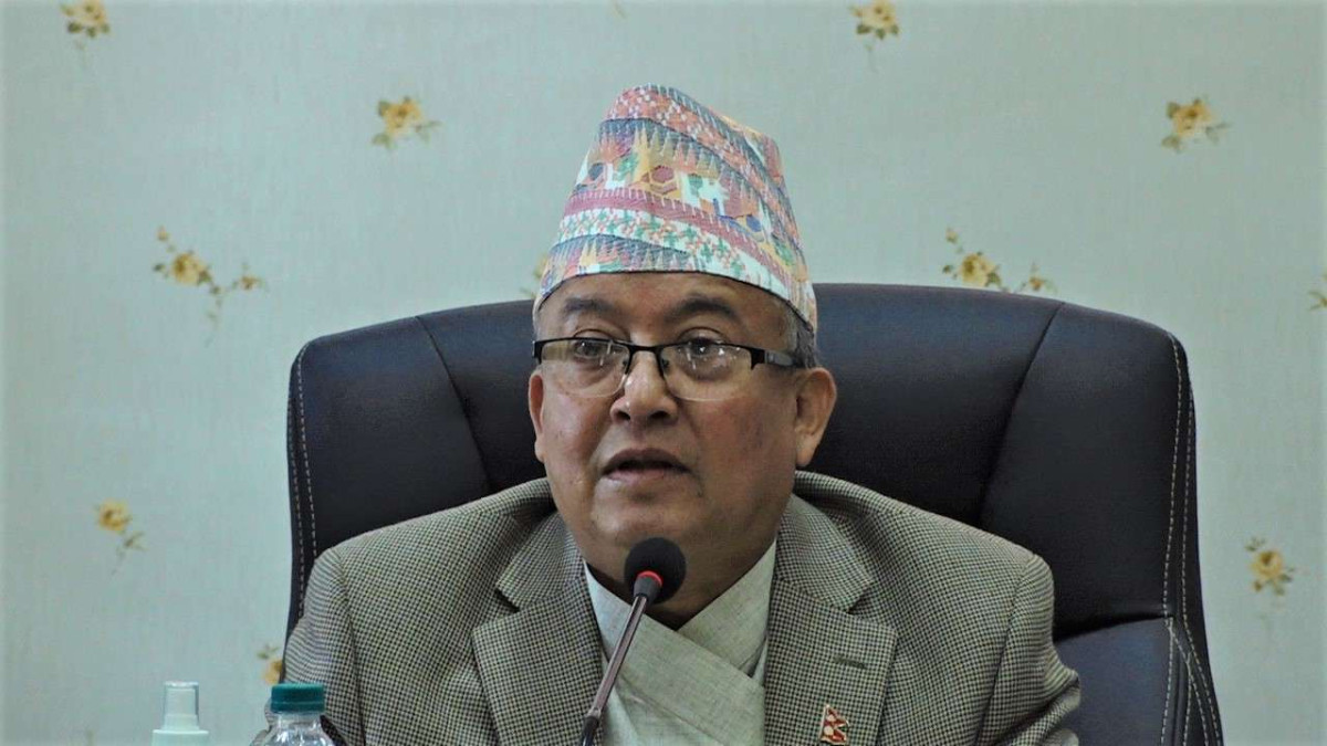 आयोगमा बसेर उपनिर्वाचन नियाल्दै प्रमुख आयुक्त थपलिया