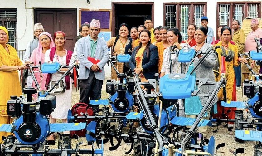 वीरेन्द्रनगरमा ‘मेयरसँग महिला किसान’ कार्यक्रम : आत्मनिर्भर बनाउन मेसिनरी औजार वितरण