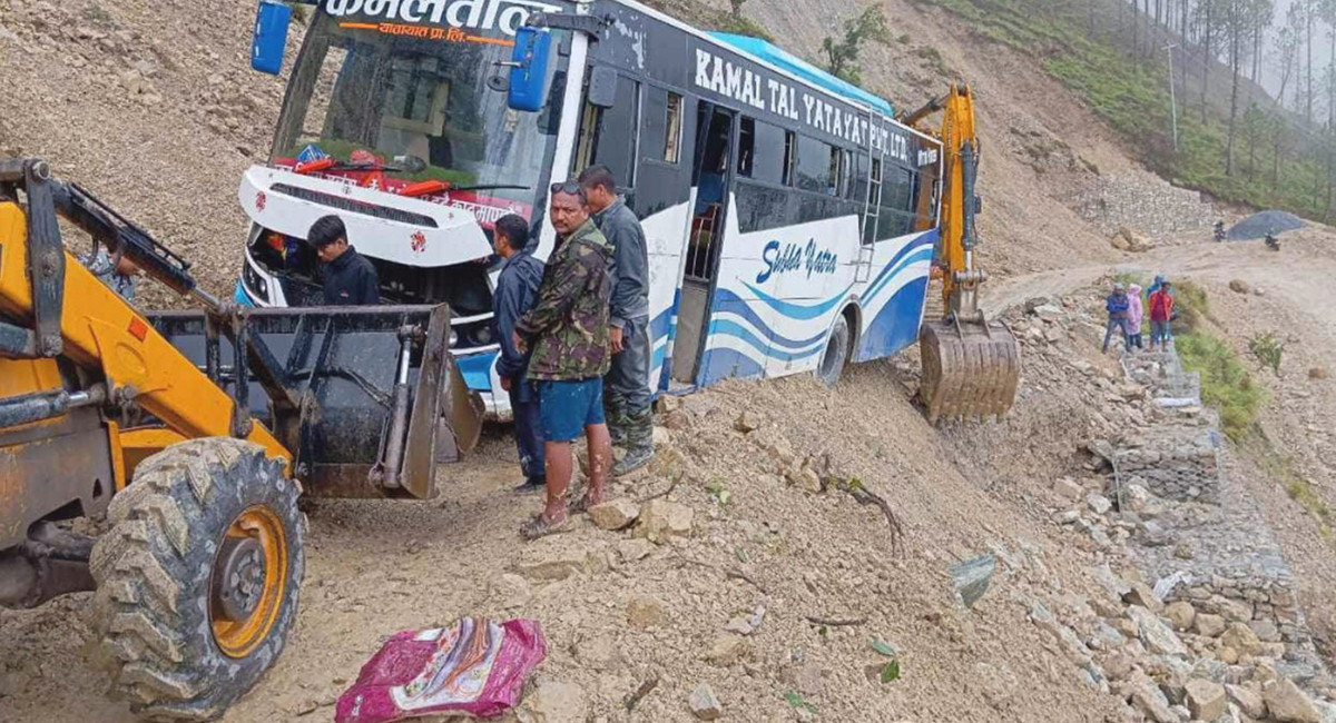 बाढी पहिरो प्रभाव  : १९ ठाउँमा सडक अझै पूर्ण अवरुद्ध