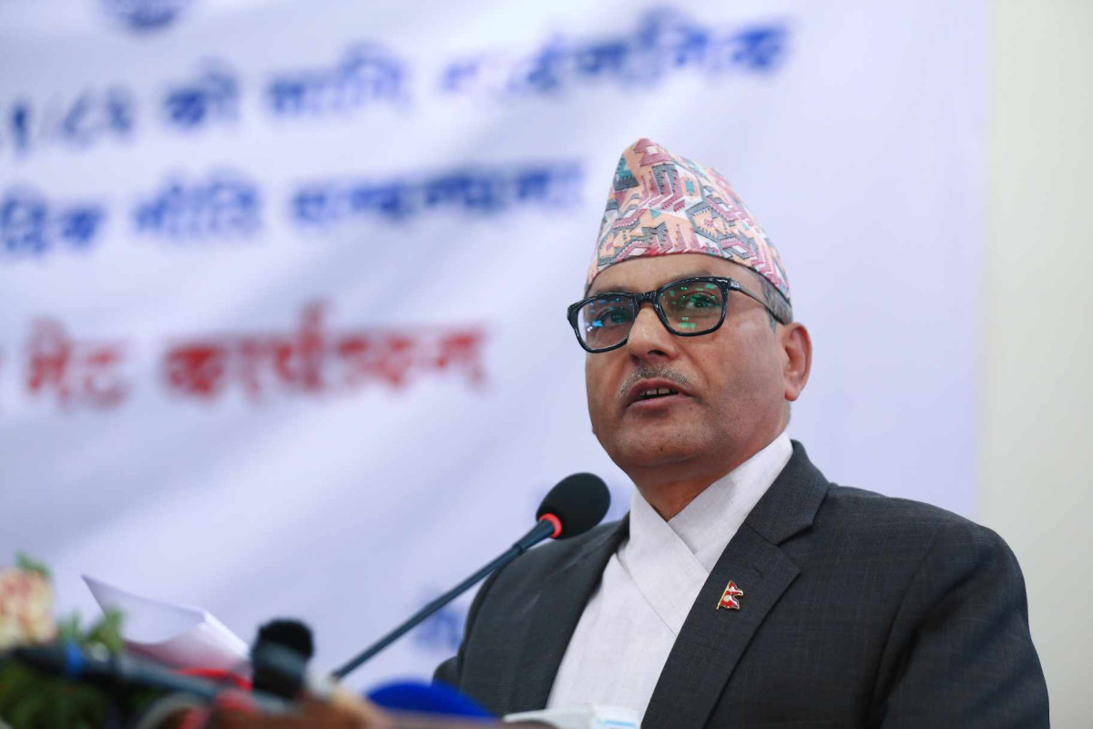 विश्व बजारमा मूल्यवृद्धि हुँदा नेपालमा प्रभाव पर्‍यो :  गर्भनर अधिकारी