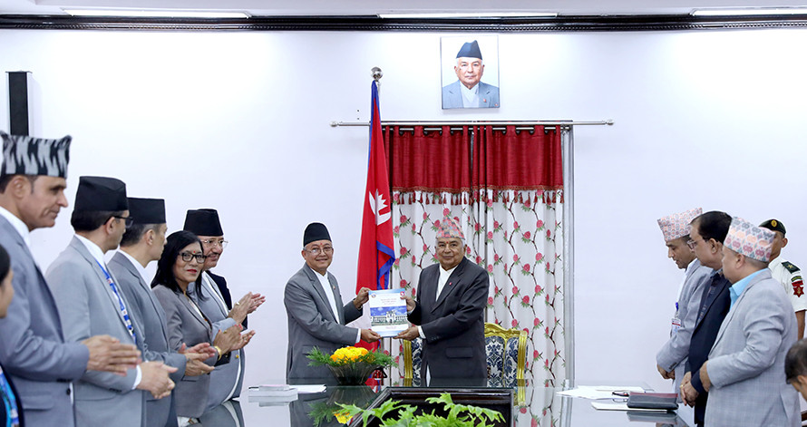 निर्वाचन आयोगले राष्ट्रपति समक्ष बुझायो वार्षिक प्रतिवेदन