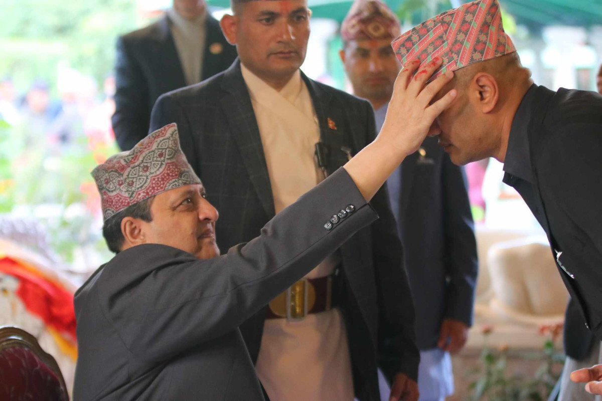 पूर्वराजाबाट दशैंको टीका लगाउने सर्वसाधारणको भीड