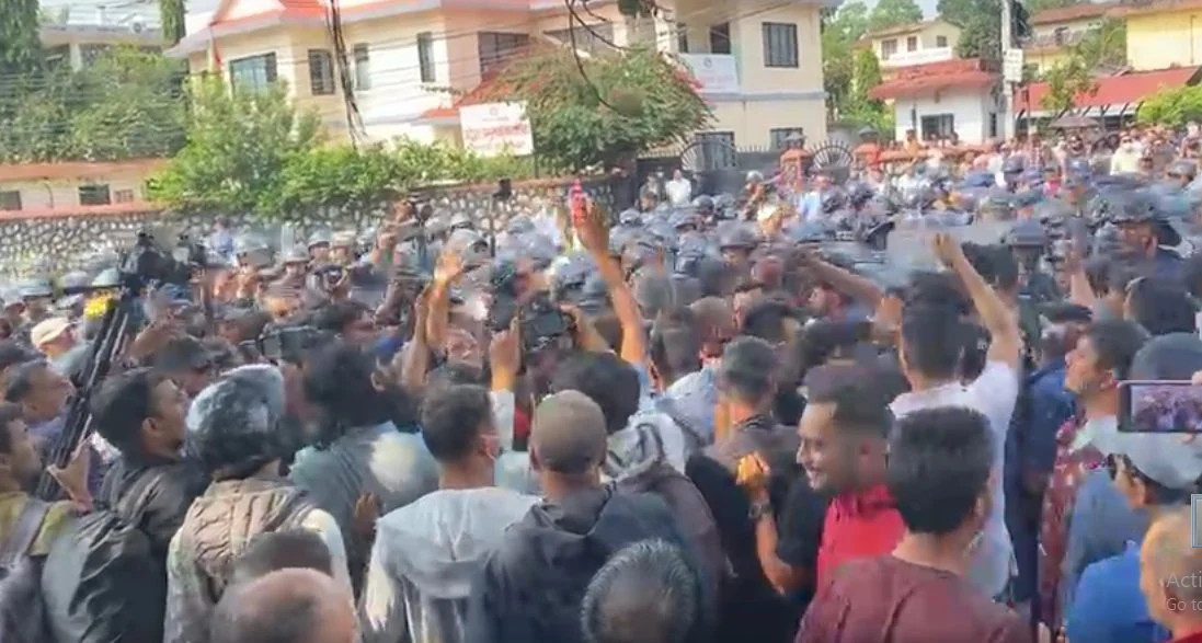 पोखरामा प्रहरी र प्रदर्शनकारीबिच घम्साघम्सी