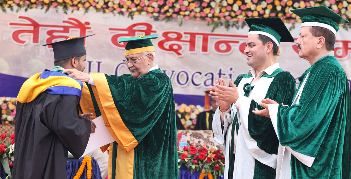 प्रधानमन्त्रीबाट बीपी कोइराला स्वास्थ्य विज्ञान प्रतिष्ठानका विद्यार्थी दीक्षित