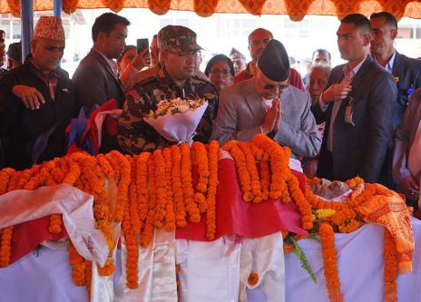 पूर्वसभामुख ढुंगानाको पार्थिव शरीरमा प्रधानमन्त्री ओलीले ओढाए राष्ट्रिय झन्डा