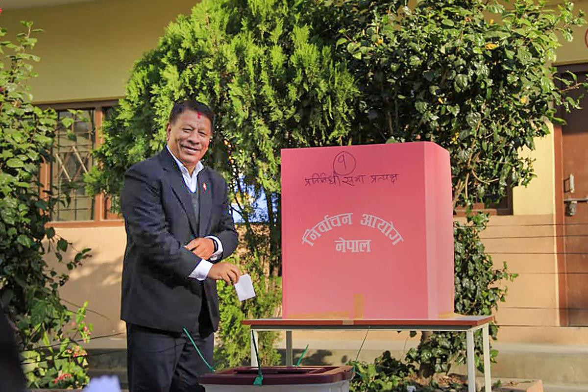 काठमाडौं–१६ मा उपप्रधानमन्त्री सिंहले गरे मतदान