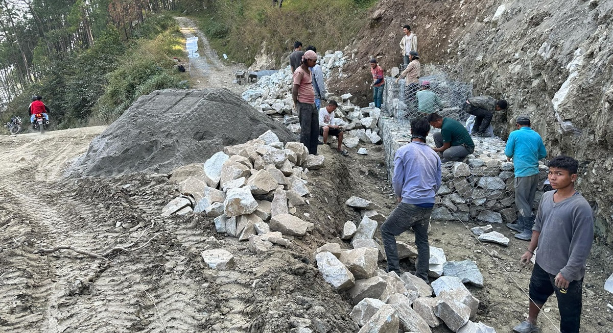 बेनी–पाखापानी–घतान सडक स्तरोन्नति गरिँदै