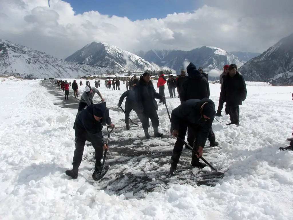 विमानस्थलको हिउँ पन्छाइयो, हवाई सेवा सञ्चालन