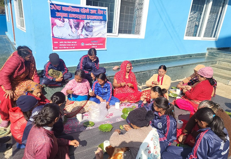 स्याङ्जामा ज्येष्ठ नागरिकले बालबालिकालाई दुनाटपरी बनाउन, बत्ती कात्न सिकाउँदै