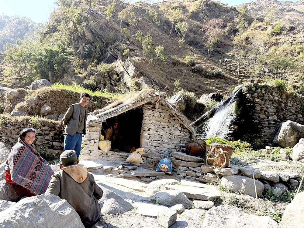 पानीघट्टमा पिठो पिस्दै अछामवासी