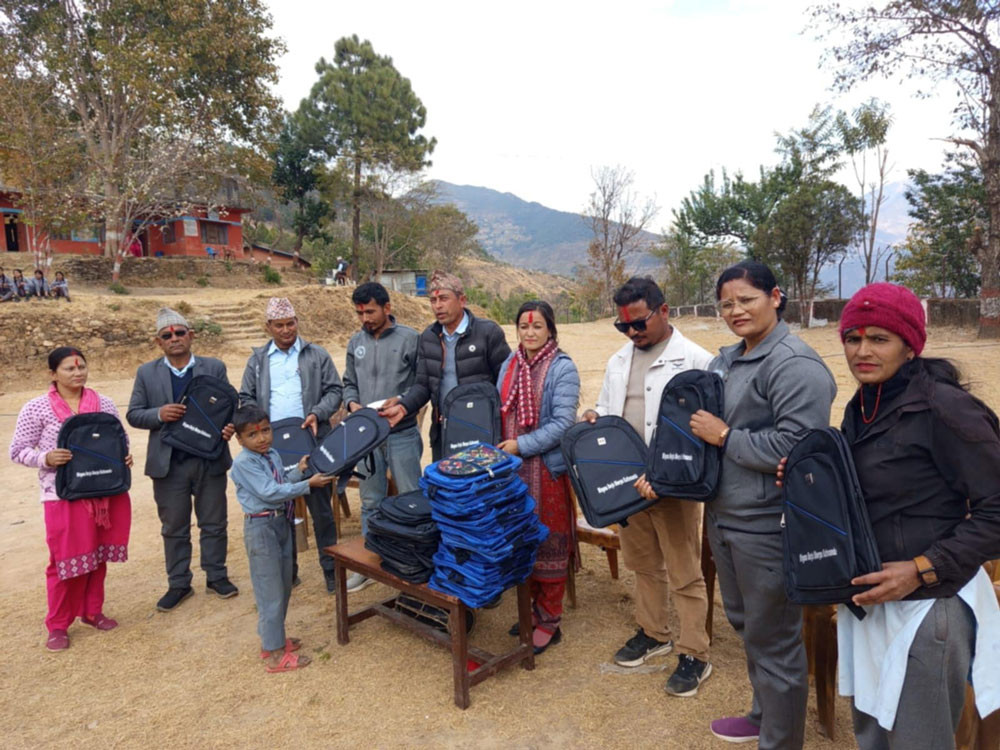 बालबालिकालाई शैक्षिक सामग्री वितरण