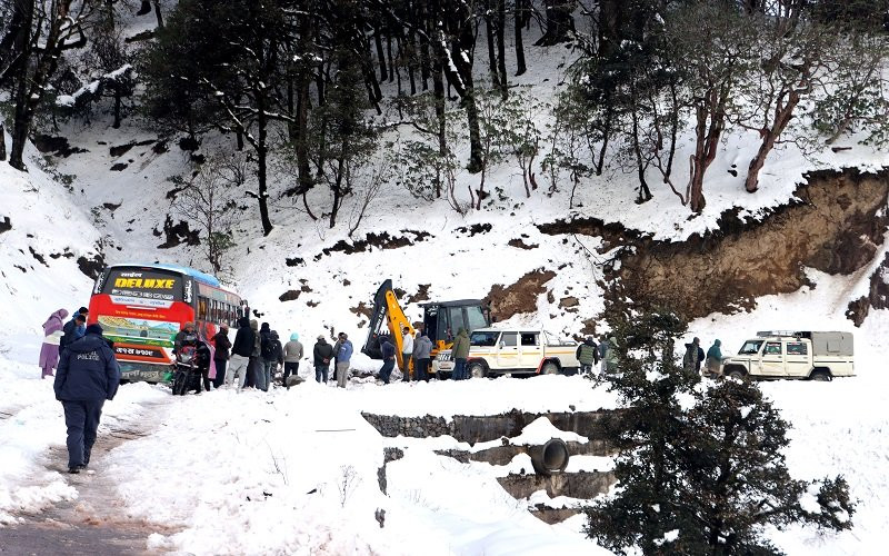 हिमपातले सडक र पैदल यात्रामा समस्या