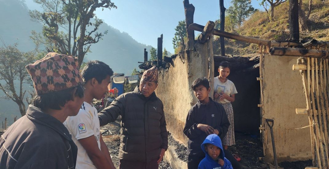 अग्नीपीडितलाई राहत सामग्री