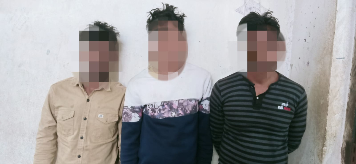 चरेससहित पर्सामा तीन जना पक्राउ