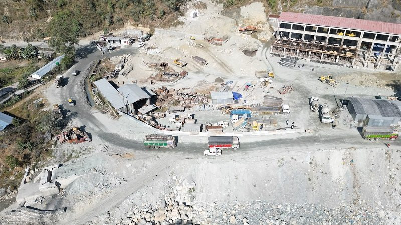 म्याग्दीको रघुगङ्गामा निर्माणाधीन जलविद्युत् आयोजनाहरूले जीर्ण सडकको स्तरोन्नति गर्ने