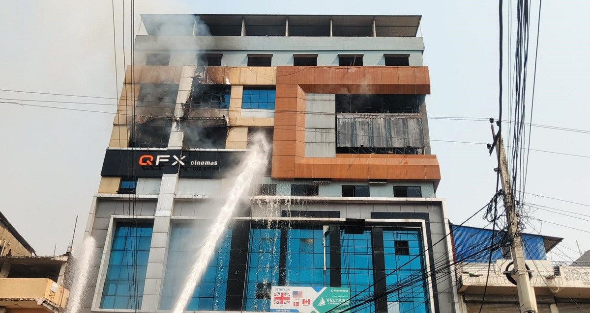 इटहरीस्थित सेन्टर प्लाजामा आगलागी, उद्धारका लागि हेलिकोप्टर पठाइयो