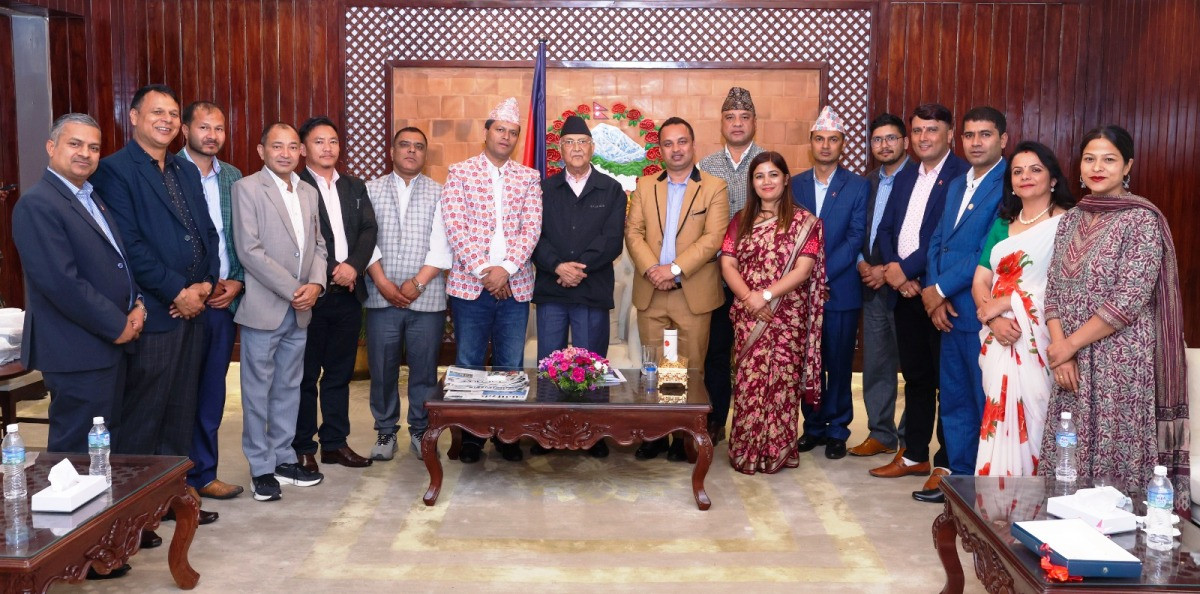 प्रधानमन्त्रीसँग चौतारी नयाँ नेतृत्वको भेट : बधाई दिँदै ओलीले भने – संगठनमा भाइरस छिर्न नदिनू