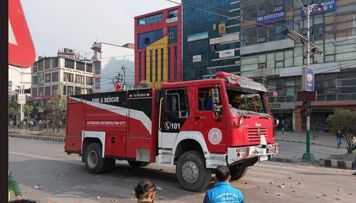 तीनकुनेको घरमा लागेको आगो निभाउने क्रममा पुगेको दमकलमाथि समेत ढुंगामुढा
