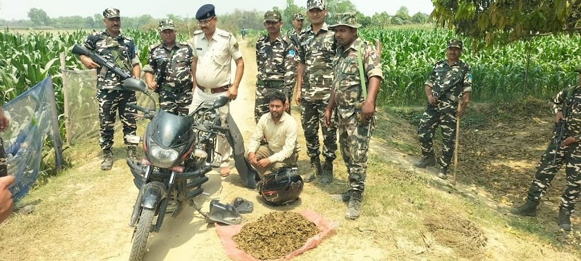 मोटरसाइकलको ट्यांकीभित्र गाँजा राखेर तस्करी गर्ने नेपाली युवक भारतमा पक्राउ