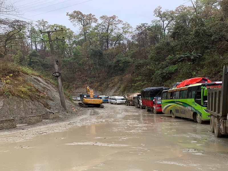 दाउन्नेमा एकतर्फी गाडी सञ्चालन, बाटो हिलो र चिप्लो हुँदा आवतजावतमा समस्या यथावत्