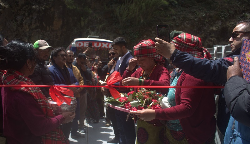 मनाङमा सार्वजनिक बस सेवा सञ्चालन शुरू