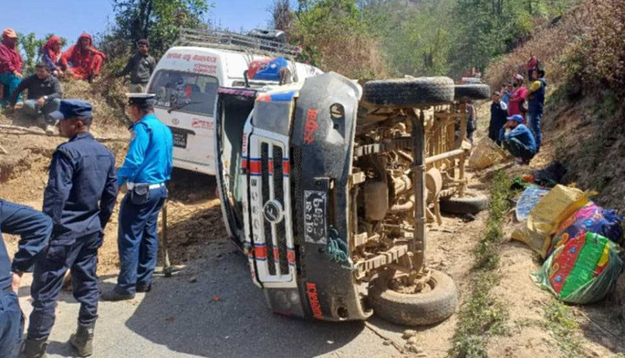 रुकुम पश्चिममा बस दुर्घटना : पाँच जना घाइते