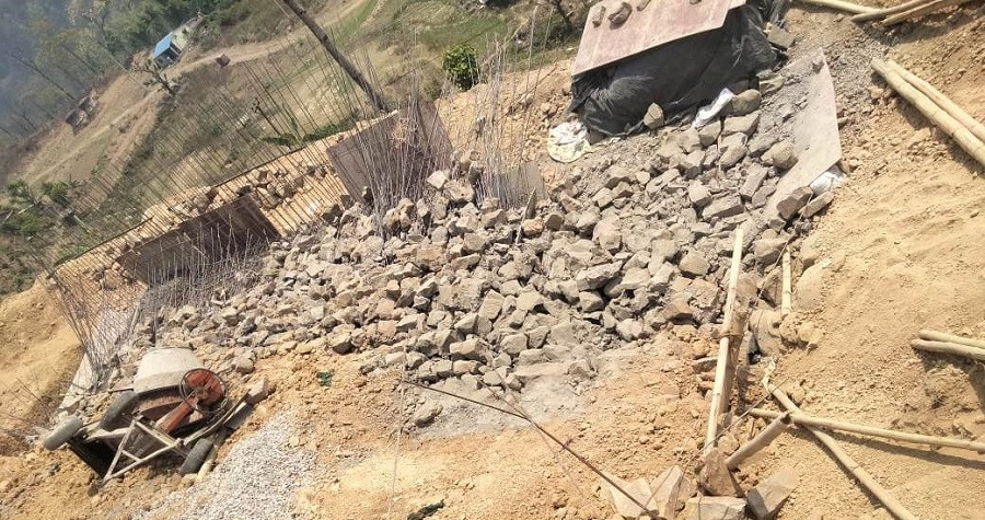 खानेपानी ट्याङ्कीको पर्खाल भत्किँदा चार जना घाइने