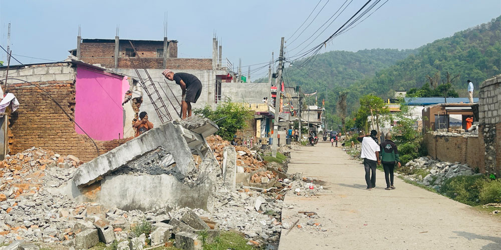 सार्वजनिक जग्गा मिचेर बनाइएका घर भत्काइयाे