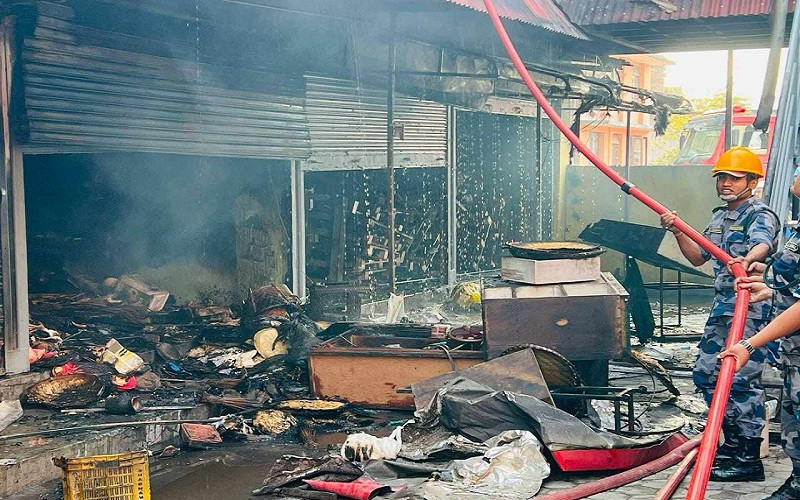 काठमाण्डौ सतुङ्गलमा रहेको कपडा गोदाममा लागेको आगो निभाइयो