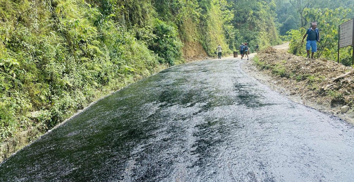 चिसापानी–देउराली–बानीडाँडा सडक धमाधम कालोपत्र हुँदै