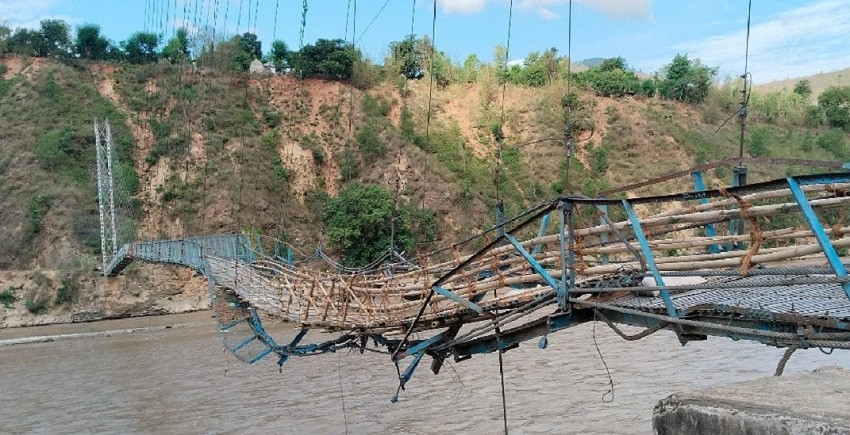 रामेछाप र सिन्धुलीको सीमानामा पर्ने पुछिघाटकाे झोलुङ्गे पुल अस्थायी रूपमा सञ्चालन