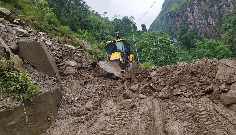 पहिरोले बेंसीशहर–चामे सडक अवरुद्ध