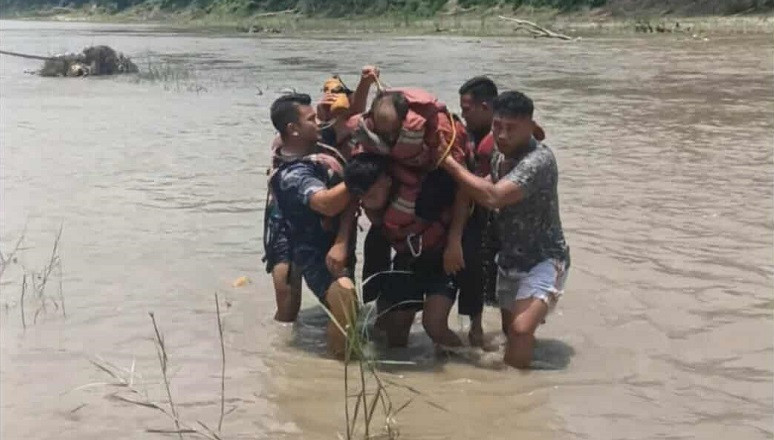 नारायणीमा बगेका व्यक्तिकाे सकुशल उद्धार