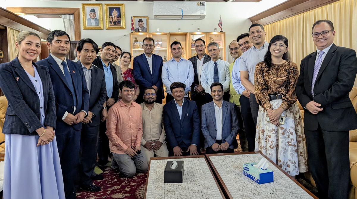 थाइल्याण्डका स्वास्थ्यकर्मी नेपालीसँग स्वास्थ्य मन्त्री पौडेलद्वारा सुझाव संकलन